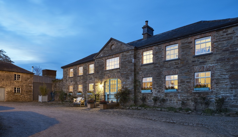 courtyard cottage by night 3